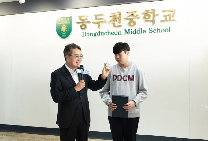 노점 할머니께 비상금 건넨 동두천중 학생, 도지사 표창 수여
