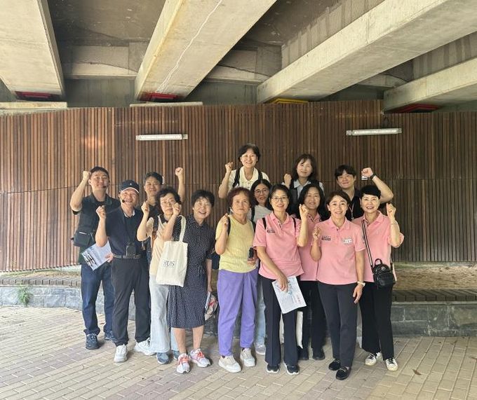 새빛 시설물 자율점검단이 영통구 광교1동 버들치2·3교를 점검하고 기념 사진을 촬영하고 있다.