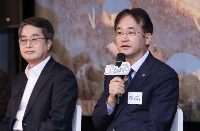 K-컬처밸리 민간공모 우선협상대상자 선정 발표 자리에서 발언 중인 이동환 고양특례시장(오른쪽)과 김동연 경기도지사(왼쪽)
