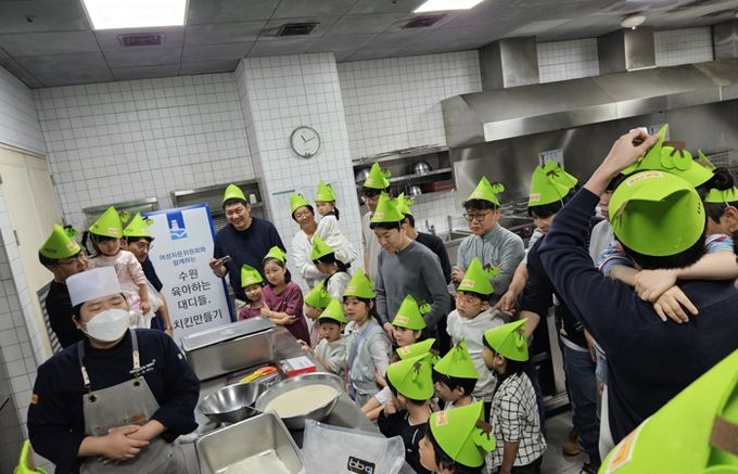 수원시 육아하는 대디들 참가자들이 아이와 함께 체험을 하고 있다.